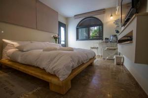 a bedroom with a large bed in a room at Zimmer you dreamed of in Arad