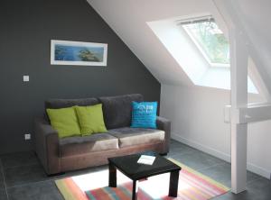 滨海圣佩La Cattevillaise的带沙发和窗户的客厅