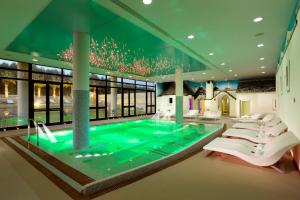 Swimming pool sa o malapit sa Grand Hotel la Chiusa di Chietri