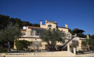 un gran edificio con escaleras delante en Villa Violette en Ensuès-la-Redonne