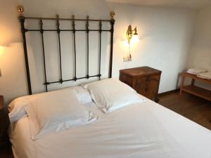 a hotel room with a bed and a lamp at La Casa Del Reloj in Molinaseca