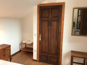 a room with a wooden floor and a wooden door at La Casa Del Reloj in Molinaseca