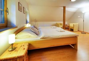Postel nebo postele na pokoji v ubytování Horský domek Pod Ucháčem + 20 fotografií