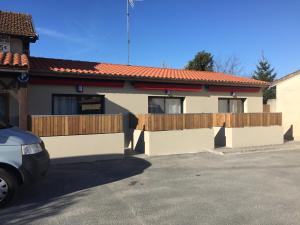 a house with a car parked in front of it at Les studios du Centre in La Teste-de-Buch