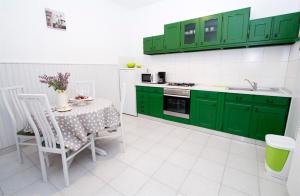 A cozinha ou cozinha compacta de Apartments Kate Postira