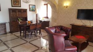 salon ze stołem, krzesłami i telewizorem w obiekcie Villa Vid-Bil Calpe w mieście Calpe