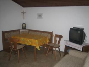 Una televisión o centro de entretenimiento en Funerhof