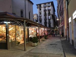 ジェノヴァにあるCasa Sant'Agostino CITRA LT-2407の市場が散歩する街道