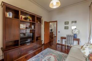 Televízia a/alebo spoločenská miestnosť v ubytovaní Rent Home In Rome
