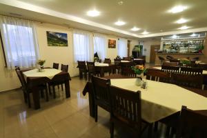 Reštaurácia alebo iné gastronomické zariadenie v ubytovaní Horský Hotel Kristína
