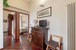 Televízia a/alebo spoločenská miestnosť v ubytovaní Rent Home In Rome