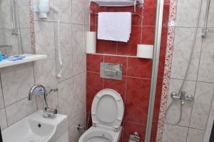 y baño con aseo, lavabo y ducha. en Ören Konak Otel, en Burhaniye