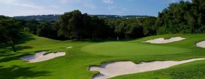 una vista aérea de un campo de golf con zanjas de arena en Estudio Duquesa Golf Sierra y Mar, en Manilva