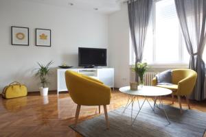 Televízia a/alebo spoločenská miestnosť v ubytovaní Premium Class Apartments II