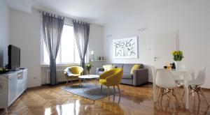 Televízia a/alebo spoločenská miestnosť v ubytovaní Premium Class Apartments II