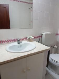 マンタ・ロータにあるDon Rodrigues Apartment - Manta Rotaのバスルーム(洗面台、トイレ付)