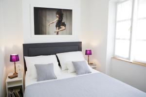 sypialnia z białym łóżkiem z obrazem na ścianie w obiekcie Premium Class Apartments w Zagrzebiu