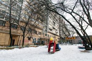 モスクワにあるMaxRealty24 Leningradskij prospekt 33Aの建物前の雪遊び場