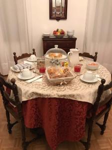 ヴェネツィアにあるLe Due Corone Bed & Breakfastの食卓布付テーブル