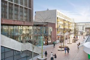 un grupo de personas caminando por una calle de la ciudad en Hostelle - women only hostel Amsterdam en Ámsterdam