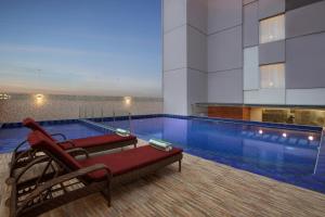 Bazén v ubytování Ibis Styles Makassar Sam Ratulangi nebo v jeho okolí