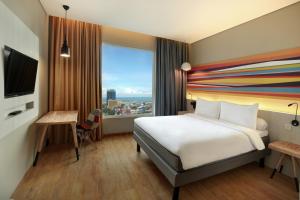 Postel nebo postele na pokoji v ubytování Ibis Styles Makassar Sam Ratulangi