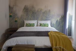 una camera con un grande letto e un murale di Ocean Center Apartments a Cascais