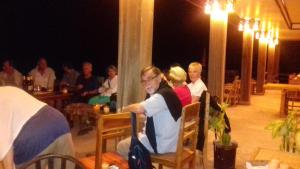 un groupe de personnes assises dans un restaurant dans l'établissement Ning Ning Guesthouse, à Ban Ngoy-Nua