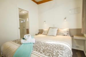 Un dormitorio con una cama con un osito de peluche. en BIG4 Breeze Holiday Parks - Mannum en Mannum