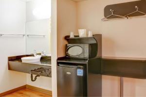 uma cozinha com um micro-ondas e um pequeno frigorífico em Motel 6-Bishop, CA em Bishop