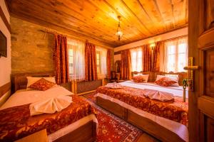 A bed or beds in a room at Akbulut Konak