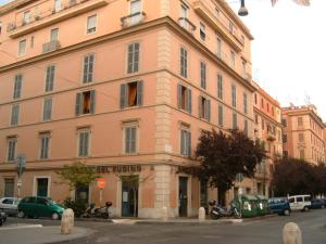 ローマにあるPrati Vatican Apartmentの大きなピンクの建物