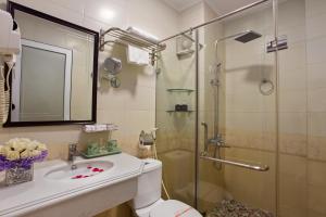 A bathroom at Hanoi Impressive Hotel