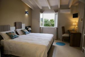 卡利亚里Avion B&B的一间卧室，配有一张大床和一扇窗户。