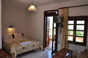 Un pat sau paturi într-o cameră la Kato Zakros Palace Apartments