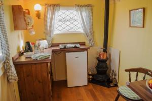 A kitchen or kitchenette at Shrublands Farm Shepherd's Hut 