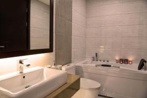 Bathroom sa Jie Jie Beach Hotel