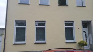 ゾーリンゲンにあるFerienwohnung Ohligsの四窓の建物