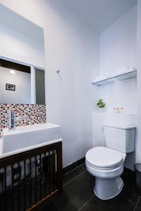 バンコクにあるネイバー プトーンの白いトイレと洗面台のあるバスルーム +32枚の写真