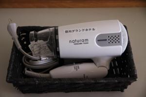 a hair dryer and a hair dryer in a basket at Toyokawa Grand Hotel in Toyokawa