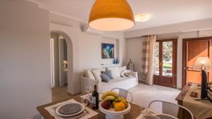 ein Wohnzimmer mit einem Sofa und einem Tisch in der Unterkunft Gratsias Luxury Apartments Naxos in Stelida