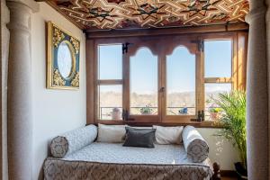 un sofá en una habitación con ventanas en El Aserradero, en La Alberca