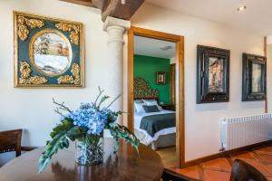 A bed or beds in a room at El Aserradero