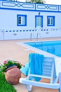 una panchina blu accanto alla piscina di Quinta das Amendoeiras ad Albufeira