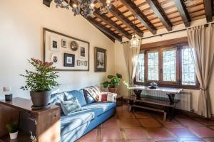 sala de estar con sofá azul y mesa en El Aserradero, en La Alberca