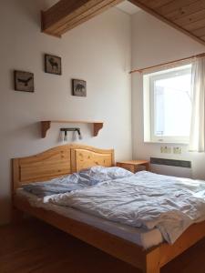 Postel nebo postele na pokoji v ubytování Tatralandia Romantická Záhrada Chata 345