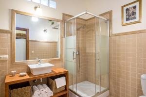 Un baño con ducha de cristal y lavabo. en El Aserradero, en La Alberca 37 fotos más