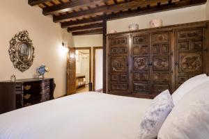 A bed or beds in a room at El Aserradero