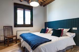 A bed or beds in a room at El Aserradero