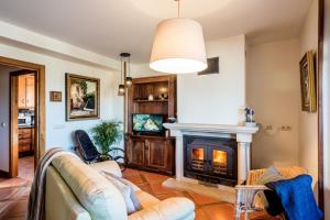 a living room with a fireplace and a couch at El Aserradero in La Alberca